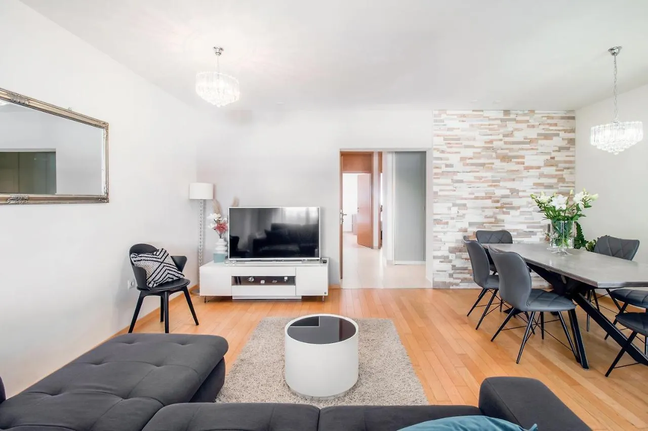 Apartment Montesa Zadar With Free Parking And Balcony