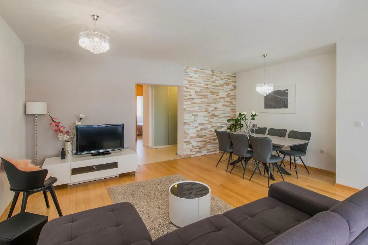 Apartment Montesa Zadar With Free Parking And Balcony